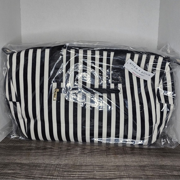 Alice + Olivia Duffle Bag In Positano Stripe ~ A+O Travel ~ Gym Tote ~ Overnight - Picture 13 of 14